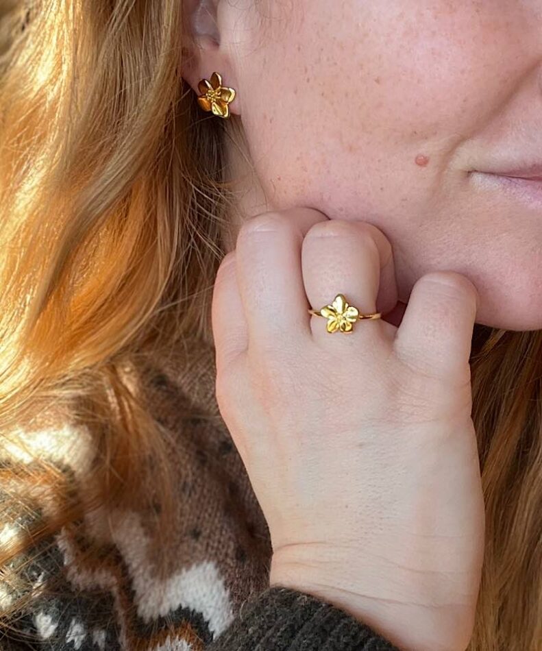Ørering sæt med blomst aicha guld
